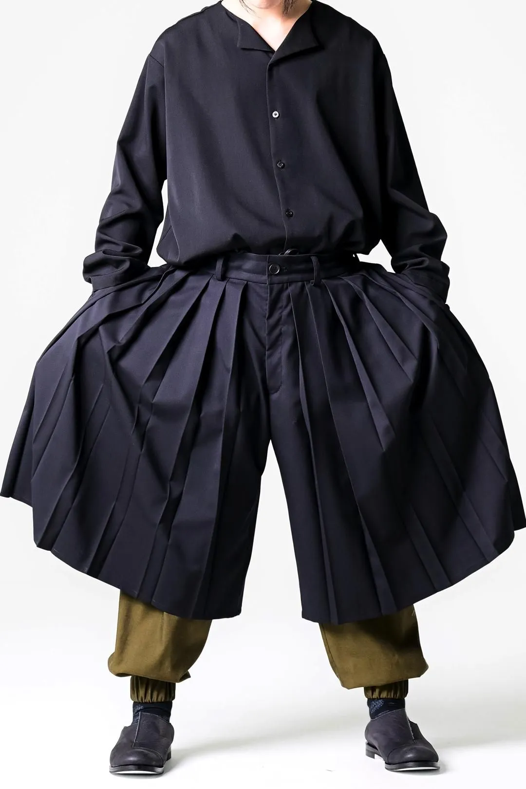 Wool Gabardine Wide Pleats 袴 Half Pants